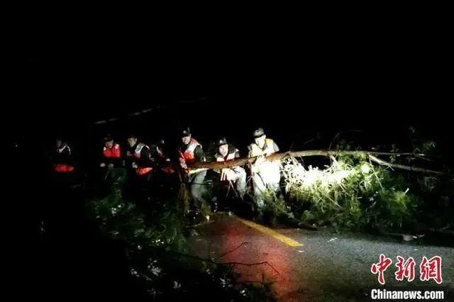 暴雨致贵州惠水发生严重洪涝,武警连夜转移200余人