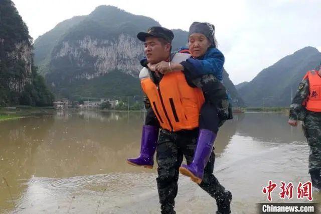 暴雨致贵州惠水发生严重洪涝，武警连夜转移200余人