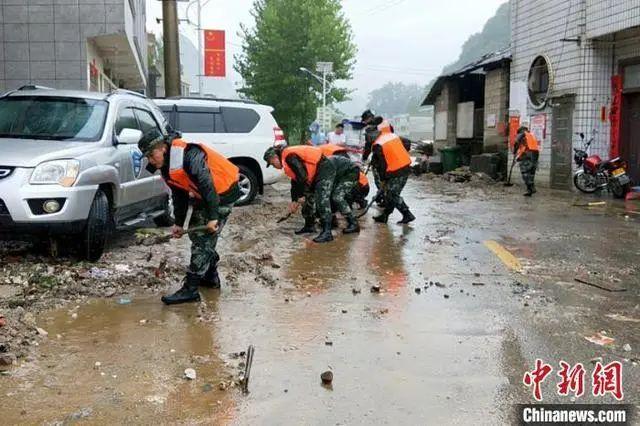 暴雨致贵州惠水发生严重洪涝，武警连夜转移200余人