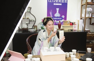 李雅婷穿汉服在淘宝直播卖瓷器