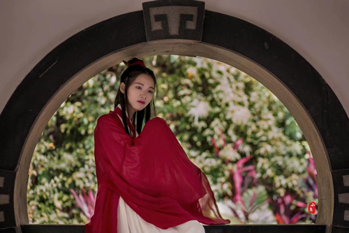 踏青时节汉服娃花下读诗，长长卷宗有模有样