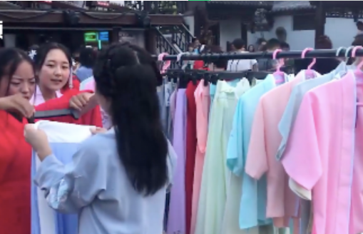 18岁高三女生麒麟摆摊卖汉服和汉服配饰