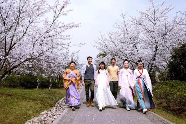 各国友人喜爱汉服。