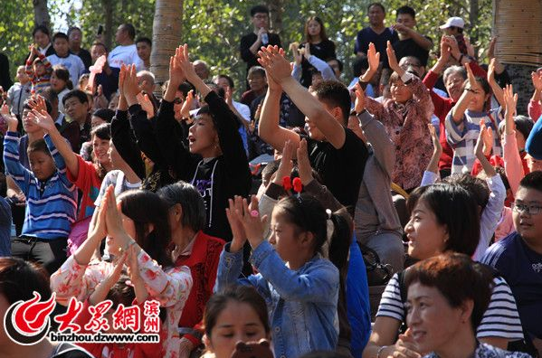 　观看表演的游客