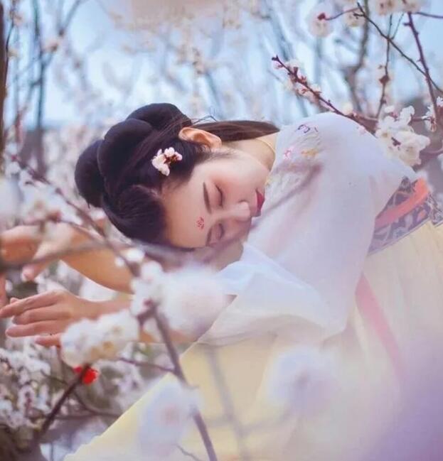 汉服拍照姿势装睡