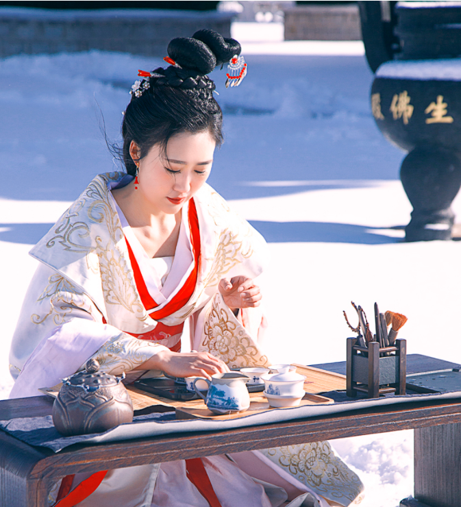 据说，“以雪烹茶，香气清凝，心神可守得宁静”，或许古人没有我们现在这么多的物欲困扰，因此，也就比我们更懂的珍视当下的美好。南山下，清心寡欲的心境是得到幸福最简单的方法。