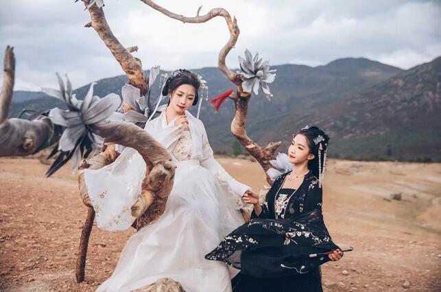 黑白配色的汉服