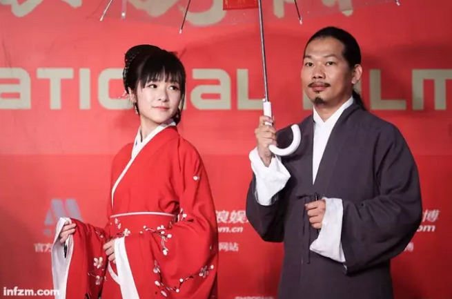 小妍身着艳丽秀美的汉服