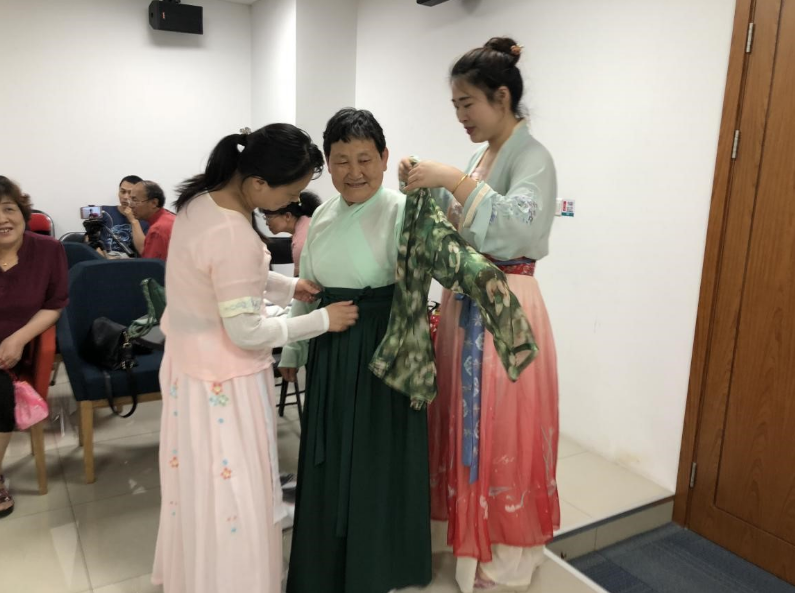 读者纷纷试穿汉服进行体验