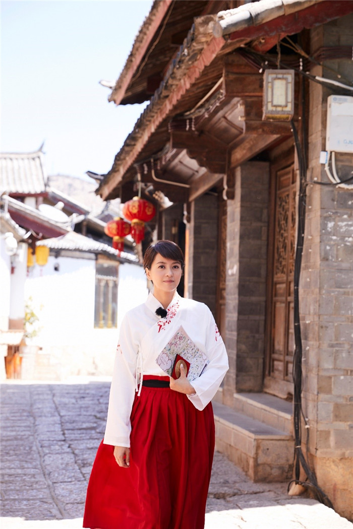 梁咏琪与徒弟穿上汉服同游丽江