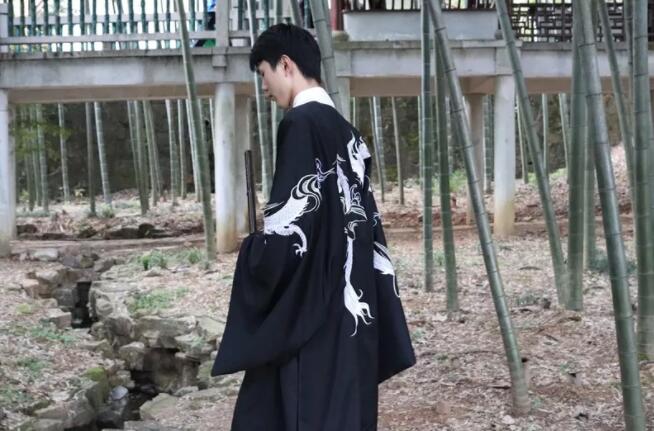 商家根据文物制作的妆花仿制品，来源见水印。