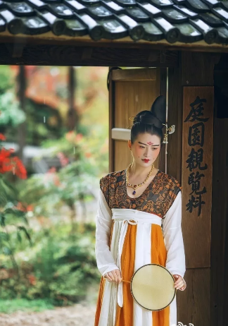 袒领襦（衫）裙