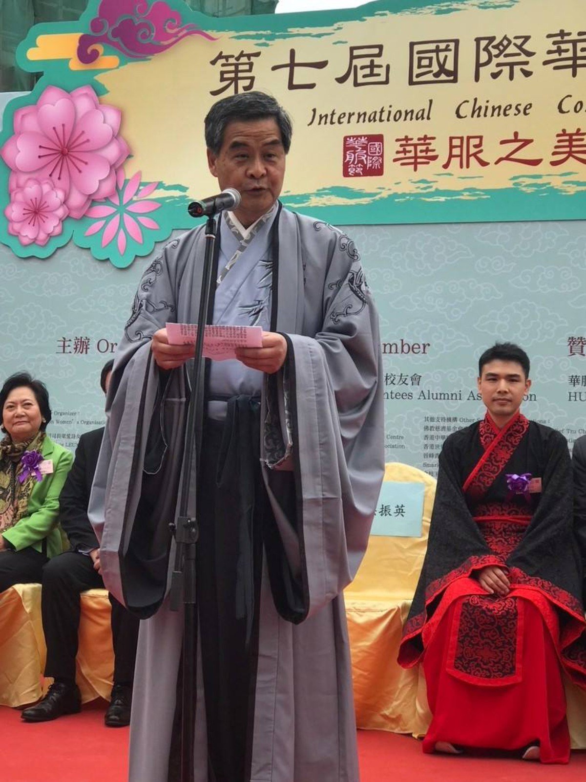  梁振英着汉服参加华服节 称“正装不只西装领带”