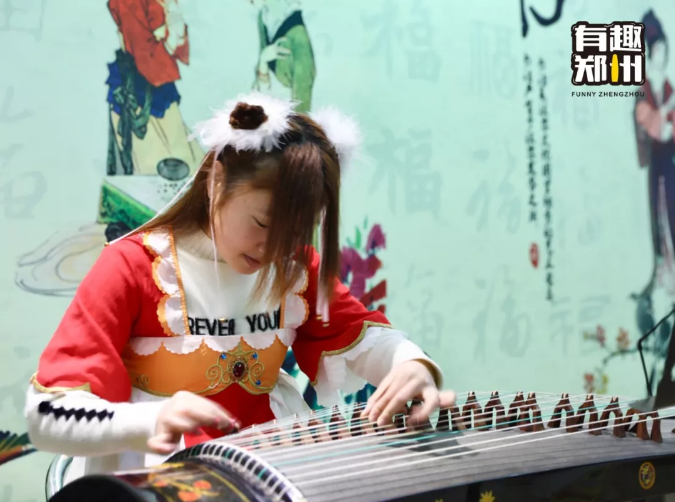 徐娇穿上改良的交领襦裙，花纹像极光一般，站在阳光底下，显得肤色白皙身材高挑。