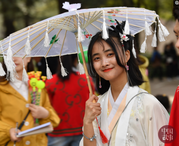 郑州百人汉服爱好者庆祝“花朝节” 穿上汉服小姐姐美如花神！