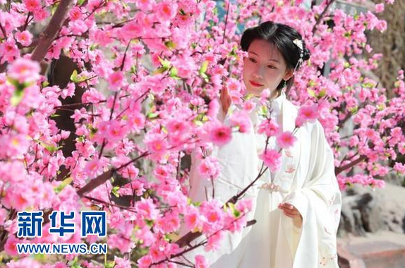 穿汉服打卡北京欢乐谷