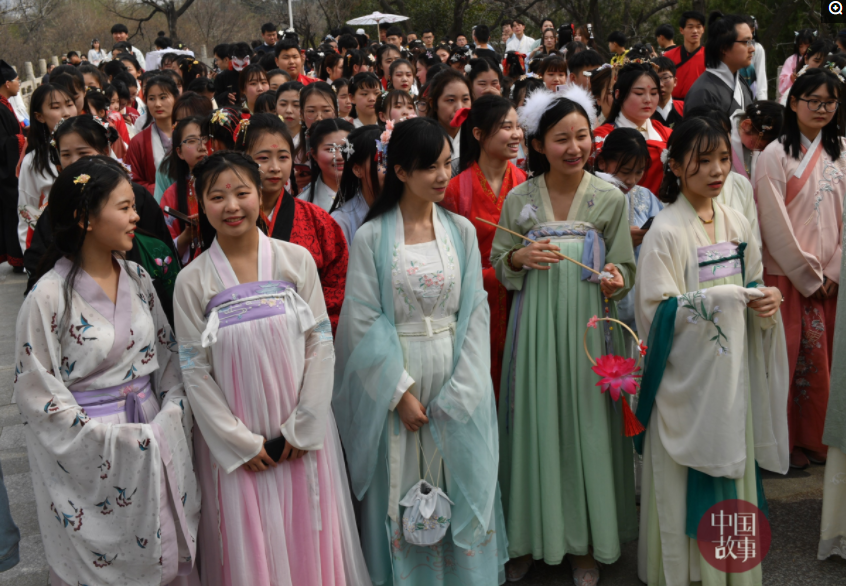 200多位汉服爱好者，相聚在郑州市紫荆山公园