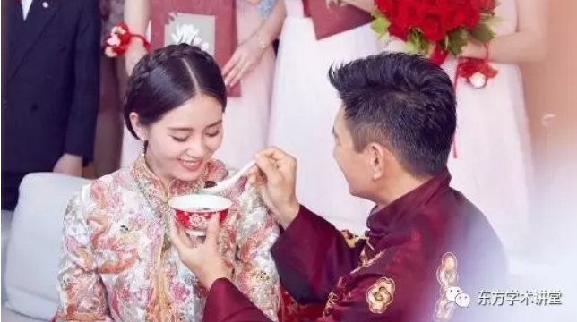 明星婚礼中，中式礼服成为点睛之笔