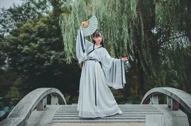 汉服拍照姿势和道具互动