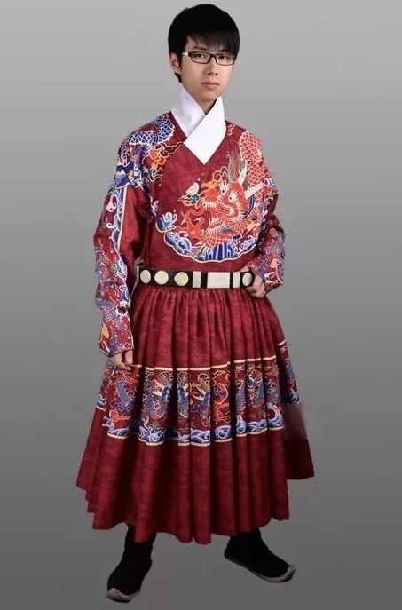 贴里同样为交领右衽的服饰