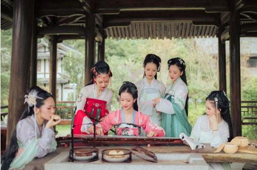 穿汉服的七仙女