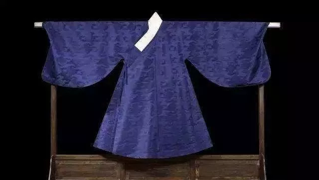 汉服作为东方服装的代表有一个特殊的剪裁特点，就是平面剪裁。