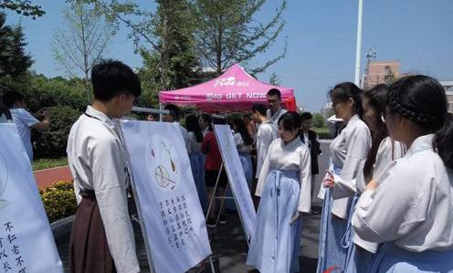 商丘师院大学生穿汉服 在路边推广国学