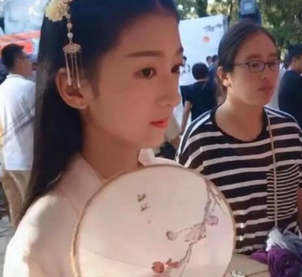 十二岁的汉服女孩儿