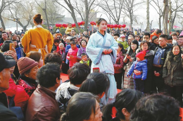 济南大明湖畔“汉服秀” 吸引众多游人驻足观看