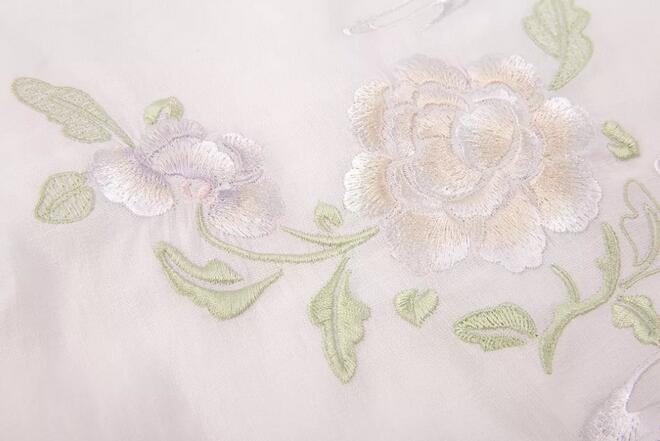 牡丹绣花的汉服吊带