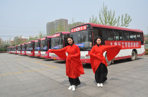 商丘一高校“汉服”迎新 呼吁关注传统文化