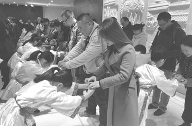 察小娃娃身着汉服共庆“成长礼”