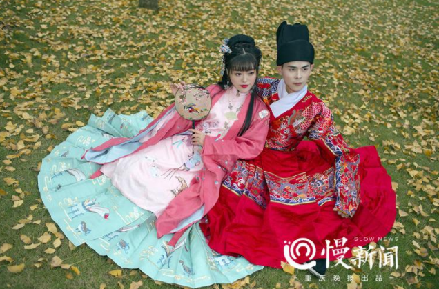 小妍和丈夫身着汉服拍婚纱照