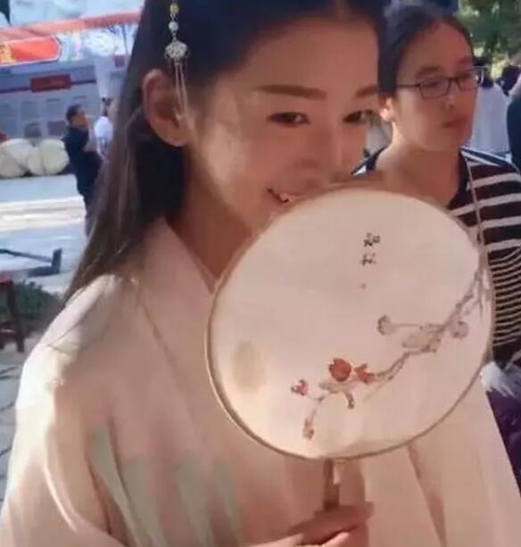 一笑倾人国的汉服女孩儿