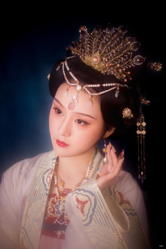 汉服倾斜头部美人妆