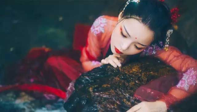 赤鱬——其状如鱼而人面，其音如鸳鸯，食之不疥。