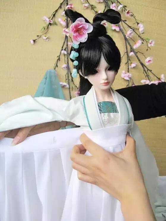 对襟襦裙的穿法