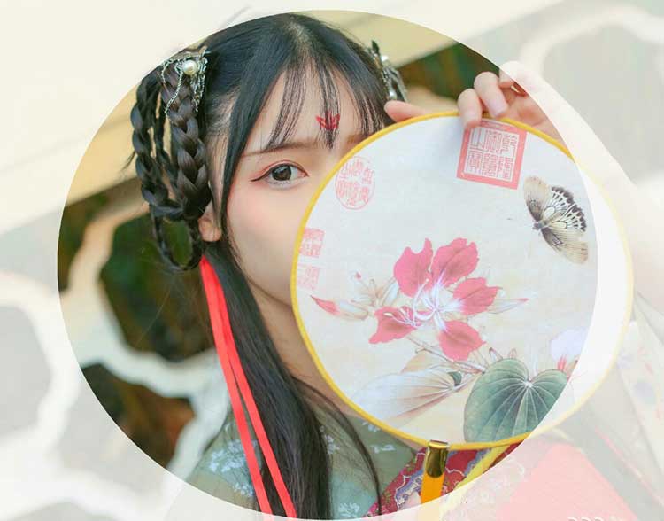 穿汉服出席华服节——梁振英:正装不一定是西装加领带 穿汉服出席华服节——梁振英:正装不一定是西装加领带
