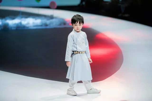 汉尚华莲2018广东时装周出展——初立