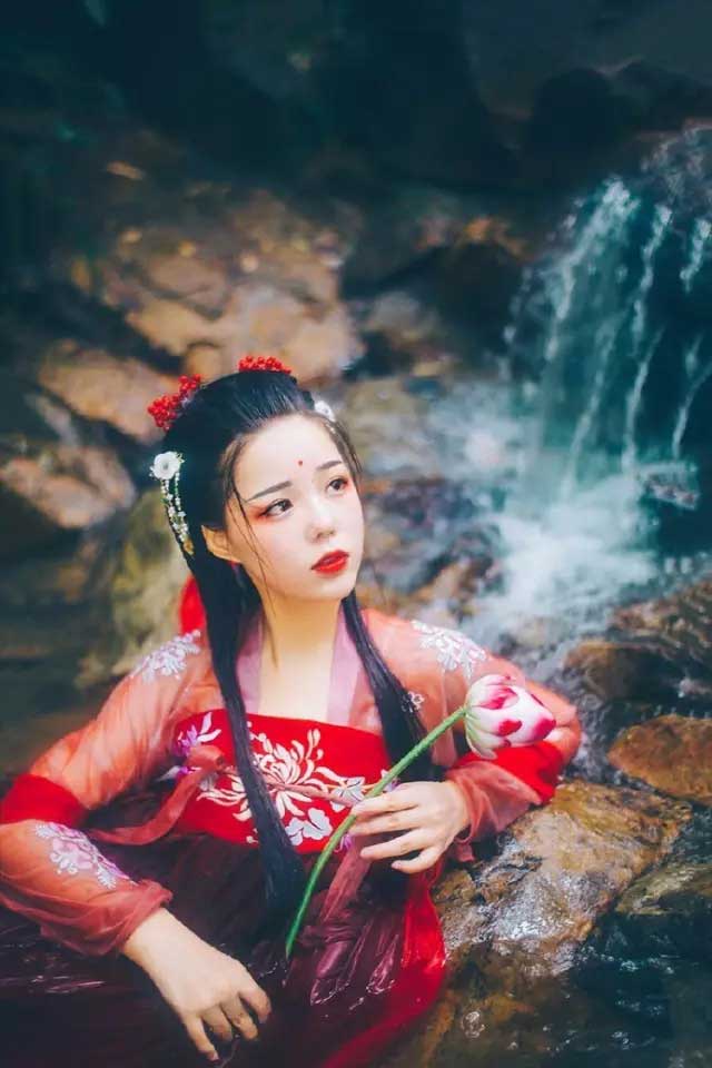 赤鱬——其状如鱼而人面，其音如鸳鸯，食之不疥。