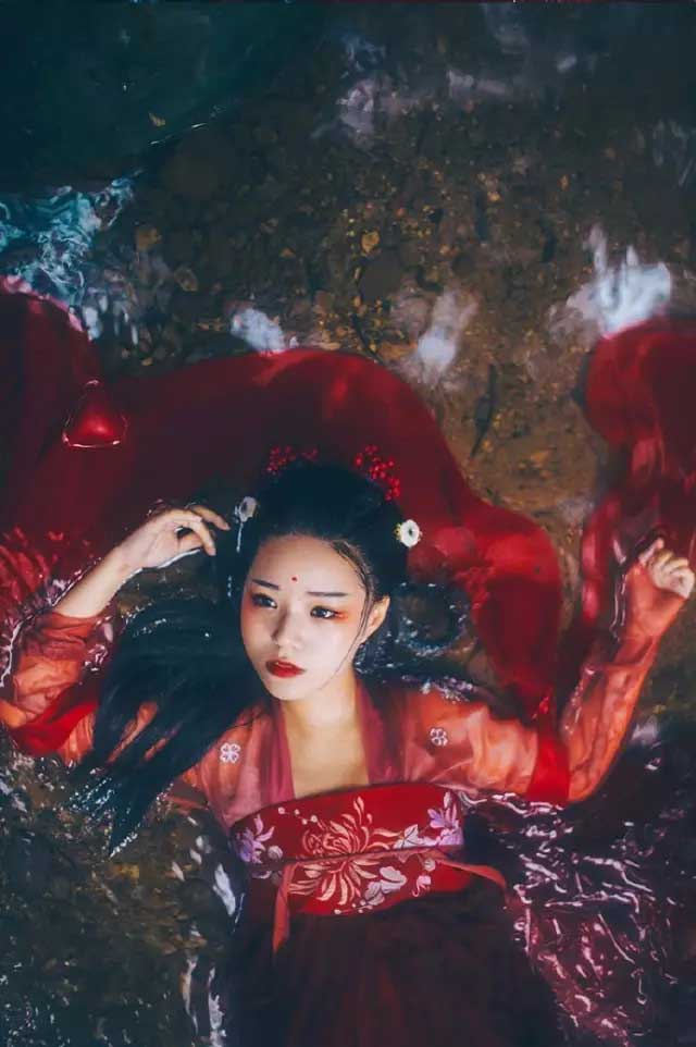赤鱬——其状如鱼而人面，其音如鸳鸯，食之不疥。