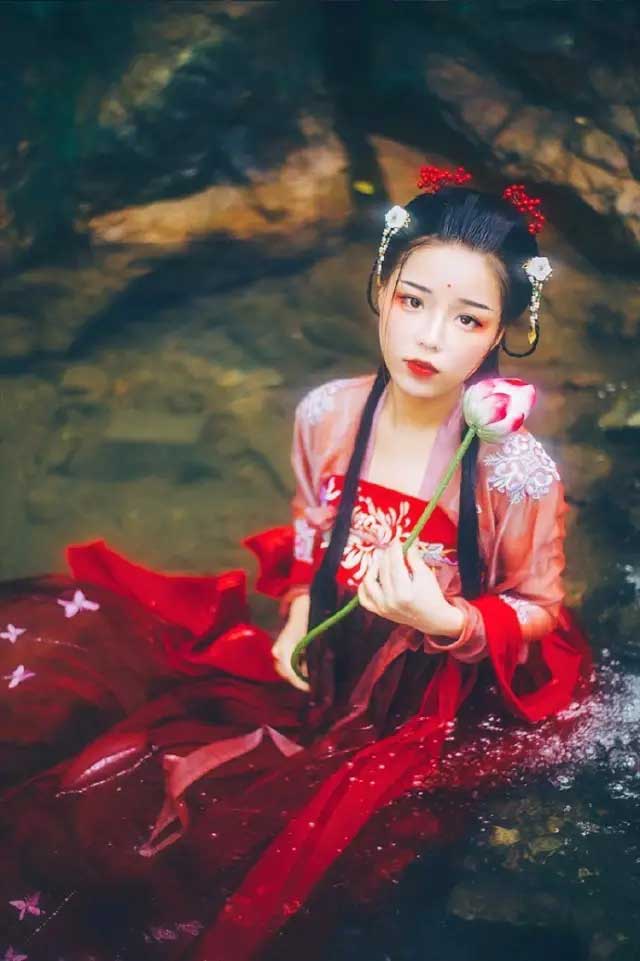 赤鱬——其状如鱼而人面，其音如鸳鸯，食之不疥。