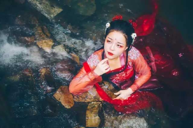 赤鱬——其状如鱼而人面，其音如鸳鸯，食之不疥。