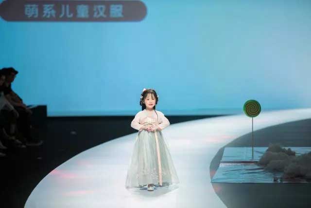 汉尚华莲2018广东时装周出展——初立