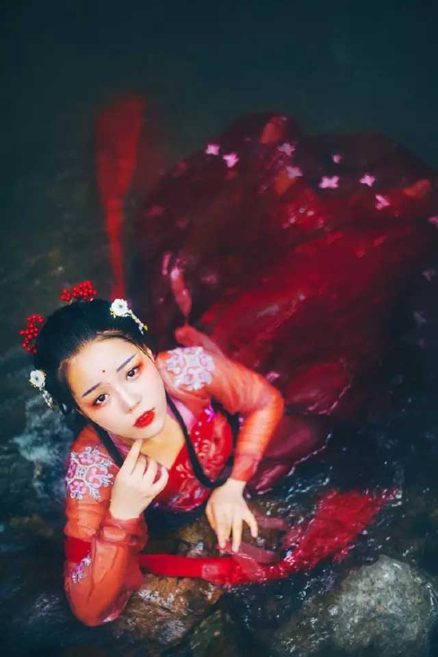 赤鱬——其状如鱼而人面，其音如鸳鸯，食之不疥。