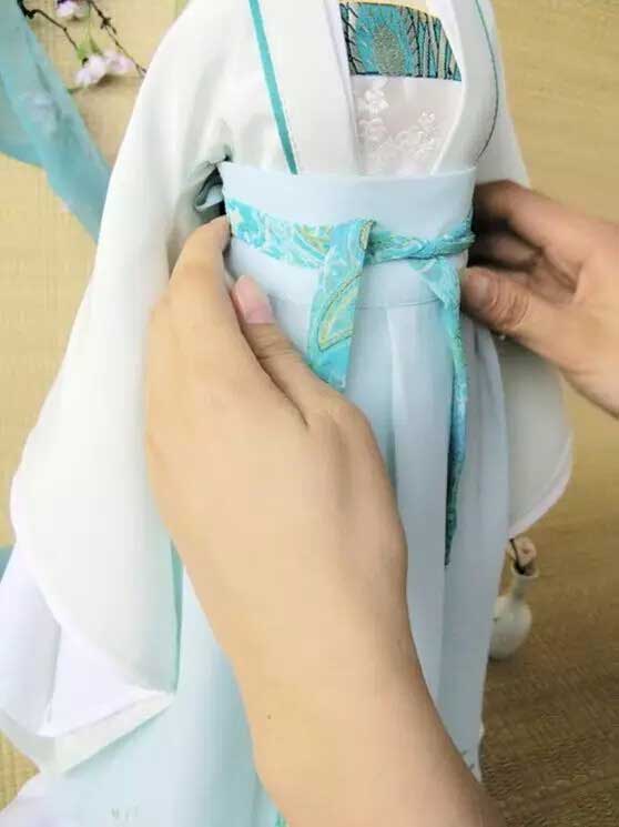 对襟襦裙的穿法