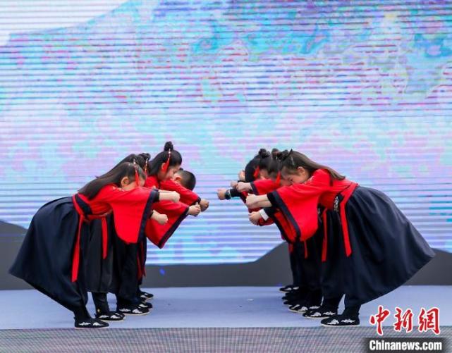 重阳节千人着汉服“穿越千年”登高祈福