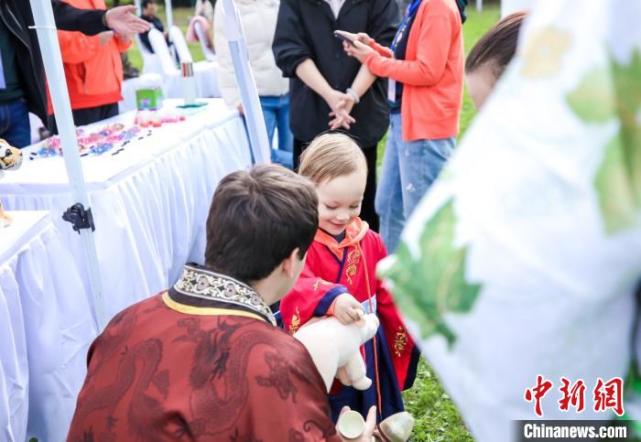重阳节千人着汉服“穿越千年”登高祈福