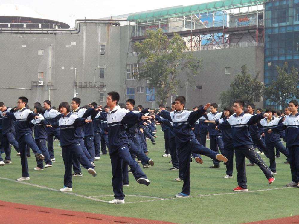 ▲几乎做到了全国风格统一的高中校服