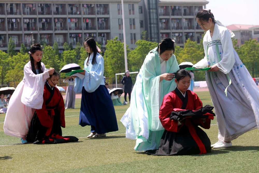 ▲河南高校大学生举办汉服集体冠笄礼